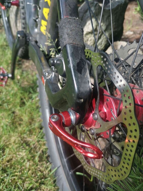 Szybkozamykacz mocuje tylne koło z zbyt długą ośką - dlatego podkładki_small.jpg