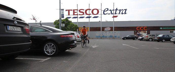 Cofanie na parkingu Cofanie na parkingu Tesco