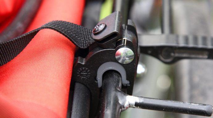 Zamykany haczyk mocujący sakwy Ortlieb system mocujący