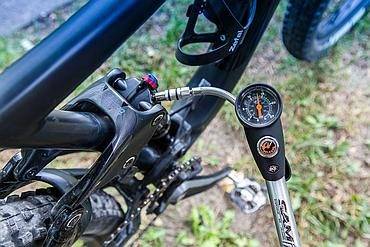 Jak pompować amortyzator